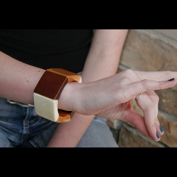 Vintage chunky stretch bracelet of wood and lucite - Picture 2 of 3